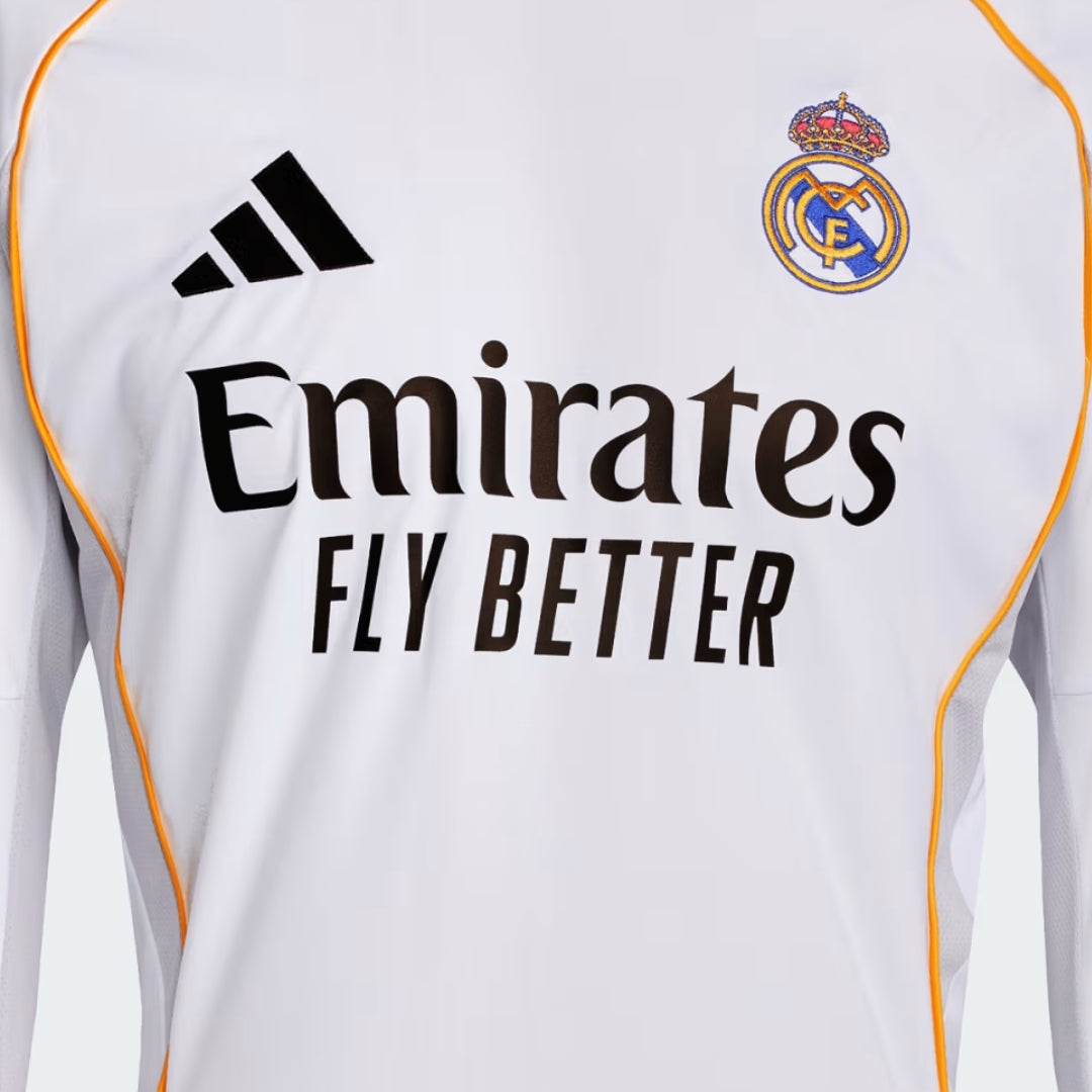 Camiseta Real Madrid 25/26 manga larga blanca con logo, escudo y detalles dorados