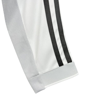 Detalle manga larga blanca con tres líneas negras Real Madrid, Reino del Futbol