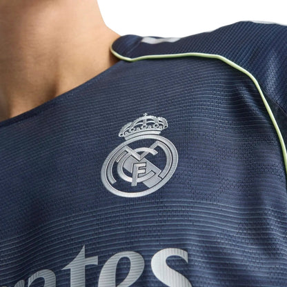 Camiseta azul Real Madrid 2025/26 versión jugador, escudo bordado en el pecho, Reino del Futbol