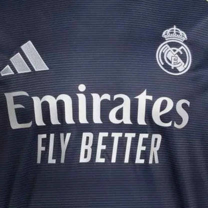 Camiseta azul Real Madrid 2025, logo, escudo y patrocinador Emirates, Reino del Futbol