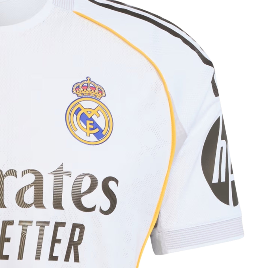 Camiseta Real Madrid local 2025-2026 blanca con detalles amarillos y logos de patrocinadores