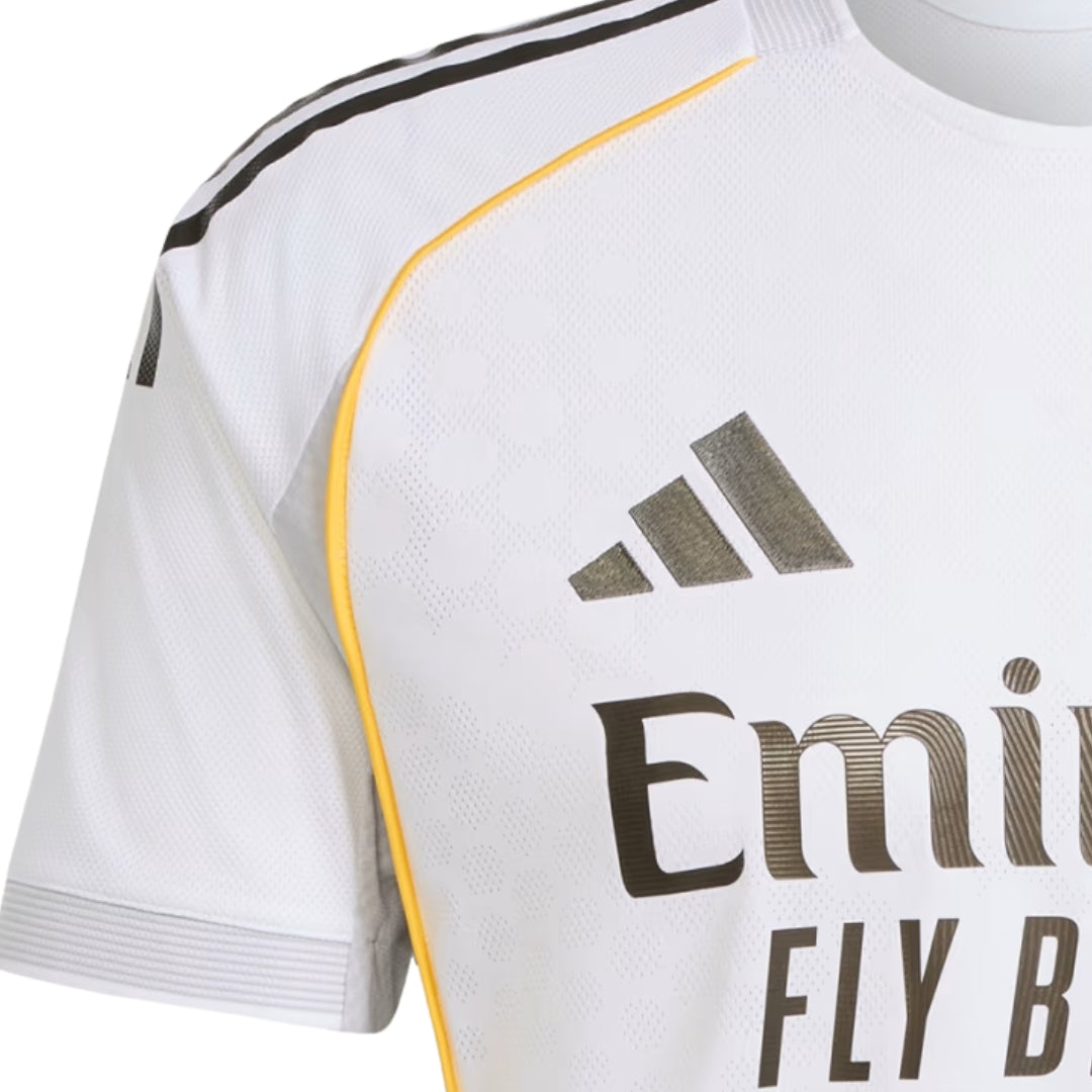 Camiseta blanca Real Madrid 2025-2026, detalles dorados y logo Adidas, Reino del Futbol.