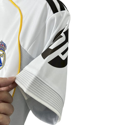 Detalle del nuevo jersey Real Madrid 2025-2026 blanco con logo HP y escudo, Reino del Futbol