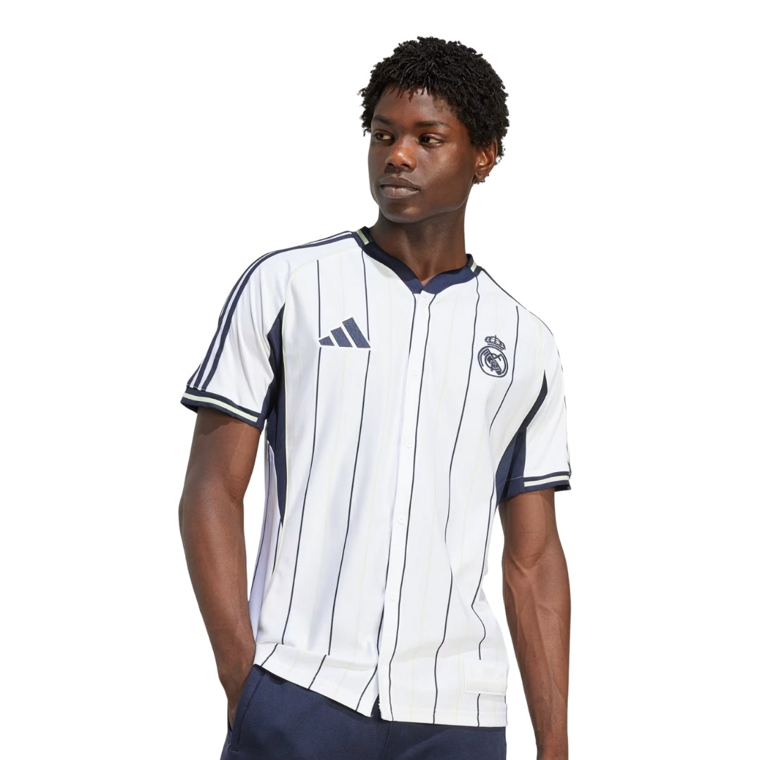 Camiseta Real Madrid 2025 blanca con rayas azules, modelo masculino, Reino del Futbol