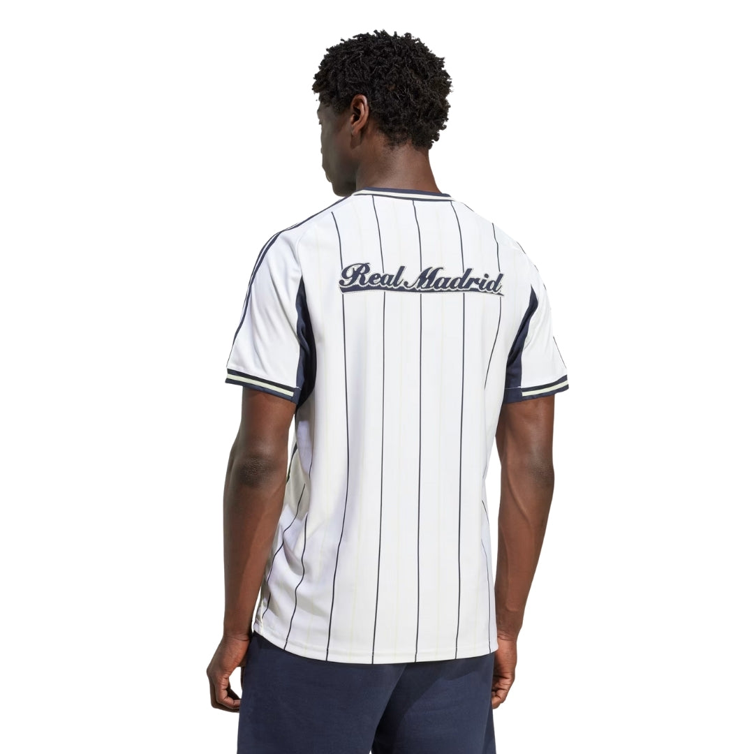 Camiseta blanca con rayas negras y logo Real Madrid en la espalda, moda fútbol Reino del Futbol