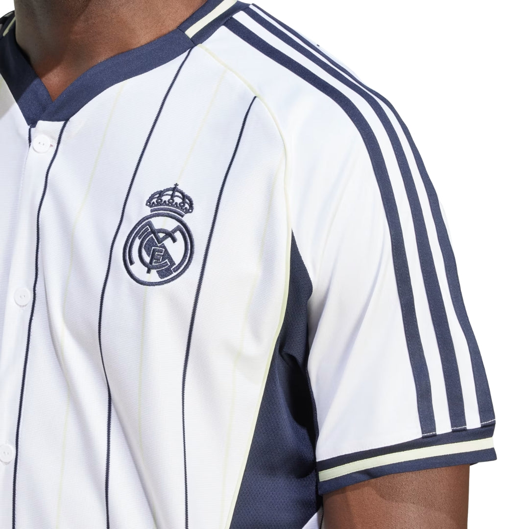 Camiseta oficial Real Madrid 2025 blanca con rayas azules y escudo bordado