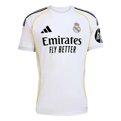 Camiseta Real Madrid blanca 2024, logo adidas, detalles amarillos, disponible en Reino del Futbol