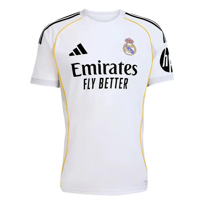 Camiseta Real Madrid local 2023 blanca con detalles amarillos, escudo y patrocinadores visibles