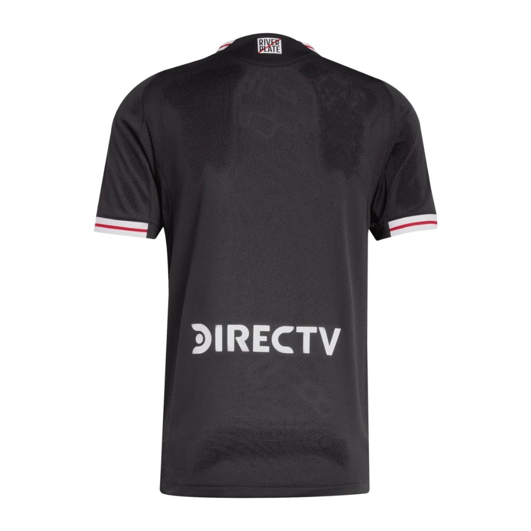 Camiseta negra River Plate 2026 visitante, logo DIRECTV y detalles rojo-blanco en mangas.