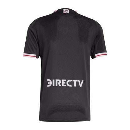 Camiseta negra River Plate 2026 visitante, logo DIRECTV y detalles rojo-blanco en mangas.