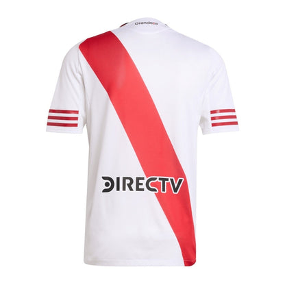 Camiseta River Plate 2026 local blanca con banda roja, logo DIRECTV, detalles deportivos.