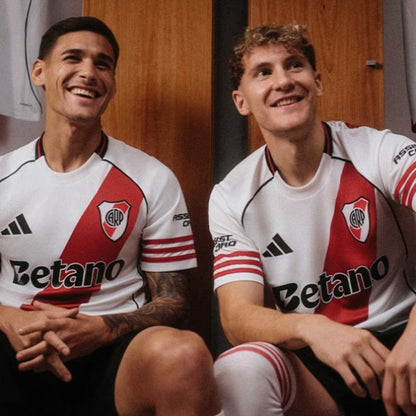 Dos jugadores con la camiseta River Plate 2026 en vestuario, tienda Reino del Futbol