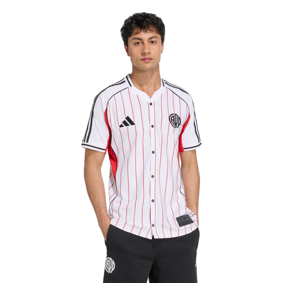 Camiseta River Plate 2026 blanca con rayas rojas, hombre modelo, venta online Reino del Futbol
