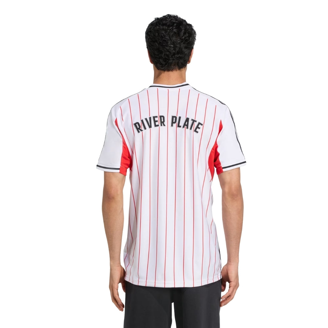Camiseta oficial River Plate 2026 blanca con rayas rojas, vista trasera, tienda Reino del Futbol