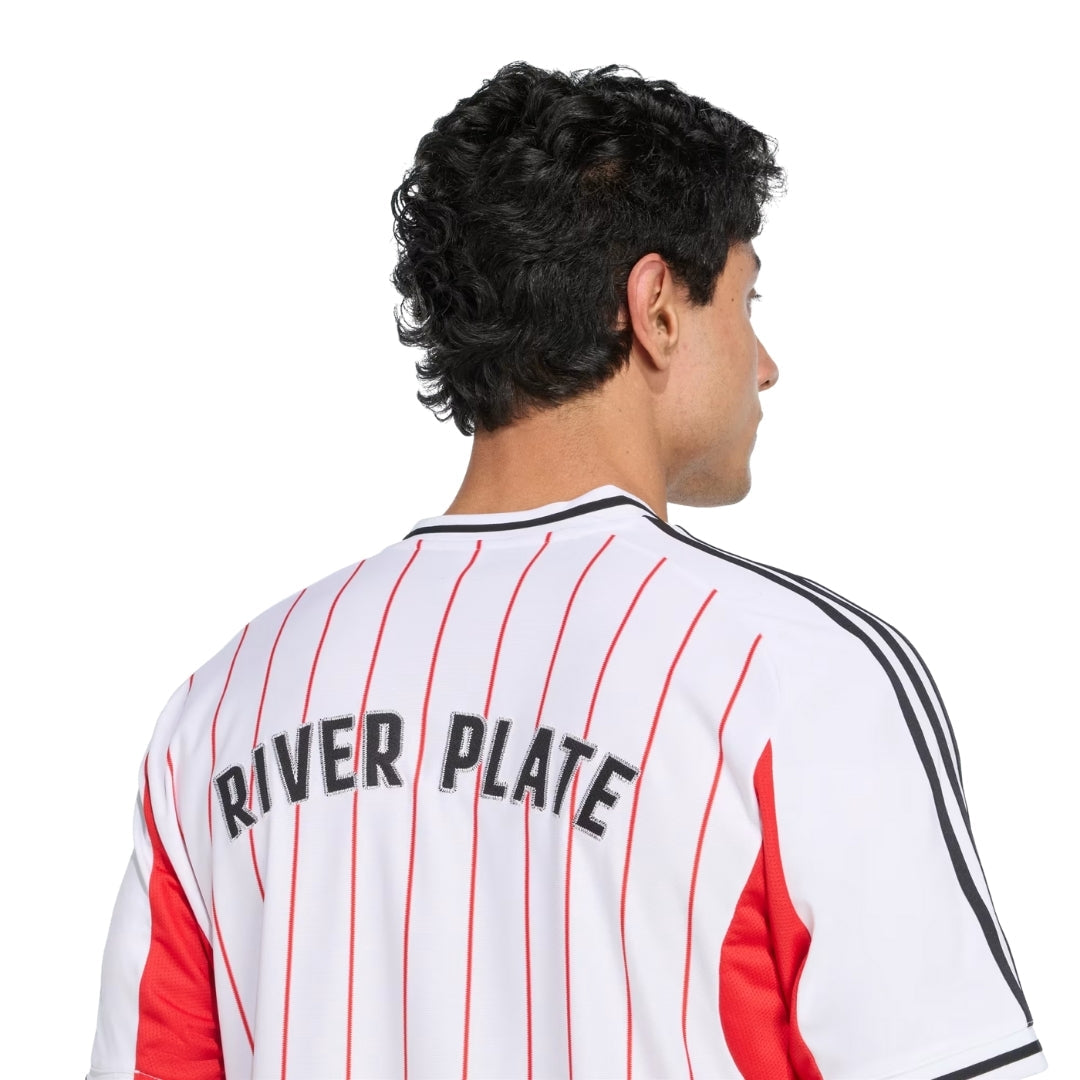 Camiseta River Plate blanca con rayas rojas y nombre en la espalda, modelo exclusivo fútbol