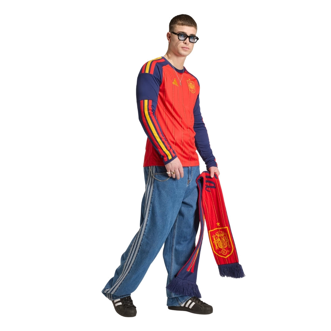 Aficionado con camiseta España 2026 manga larga y bufanda, estilo casual, Reino del Futbol