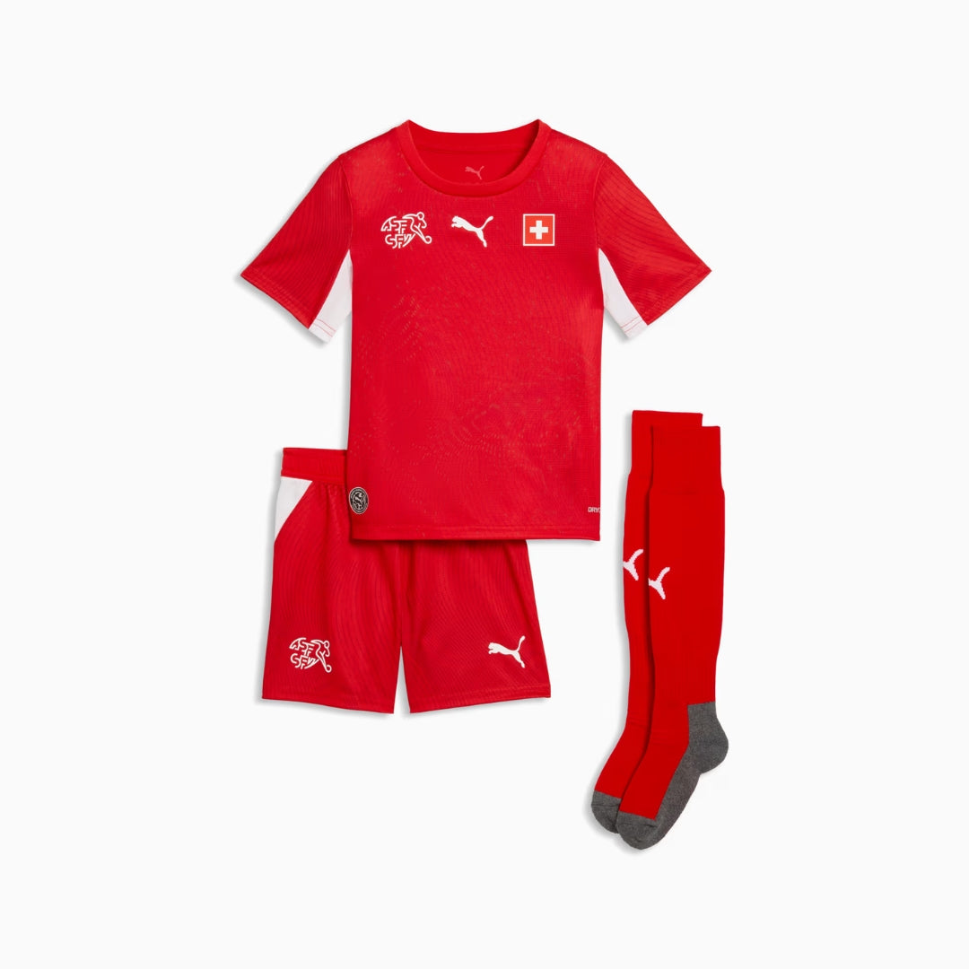 Conjunto de uniforme de fútbol Suiza niño, camiseta, shorts y medias rojas Puma, Reino del Futbol
