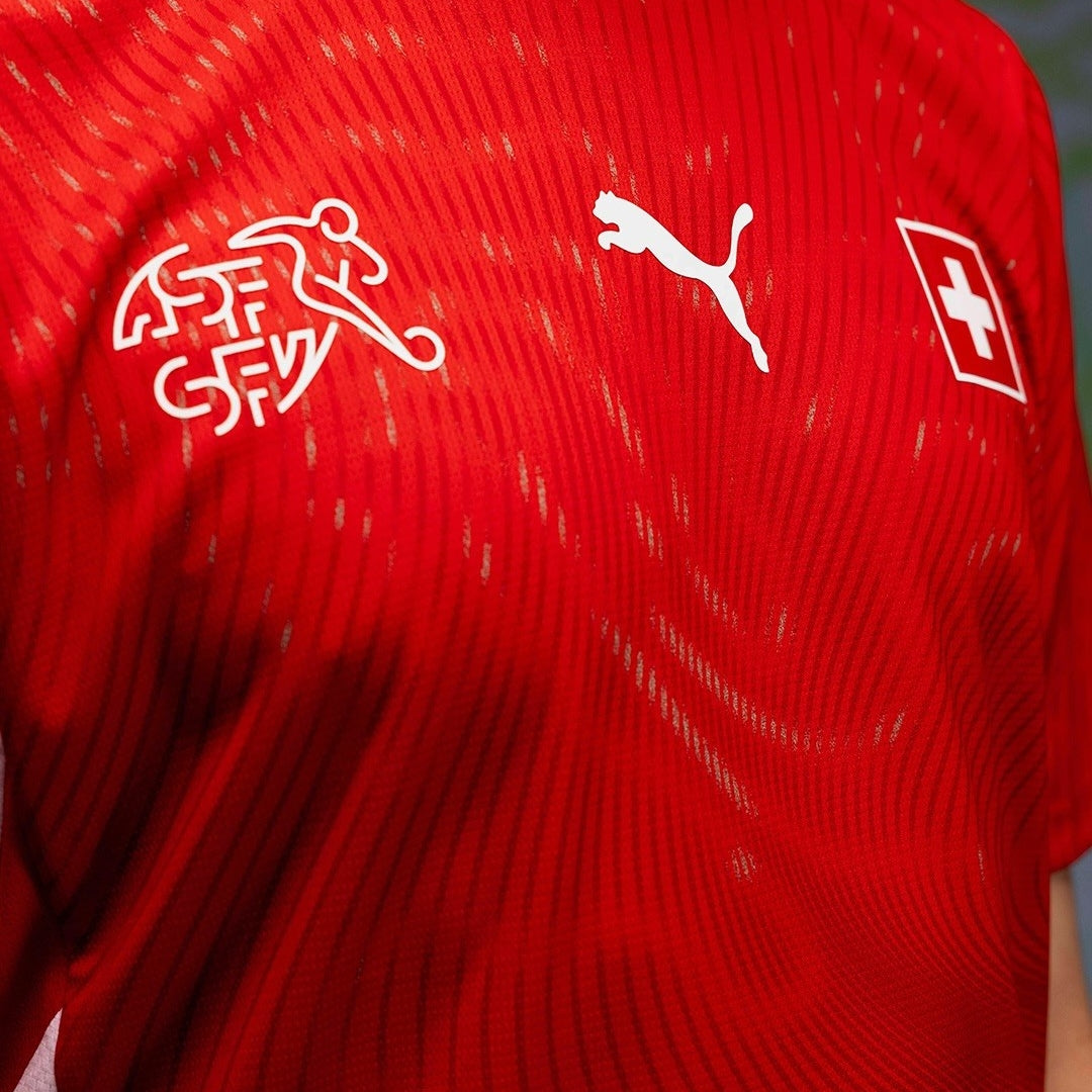 Camiseta roja de la selección de fútbol de Suiza con logos Puma y ASF/SFV, Reino del Futbol.