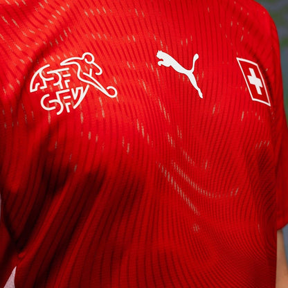 Camiseta roja de la selección de fútbol de Suiza con logos Puma y ASF/SFV, Reino del Futbol.