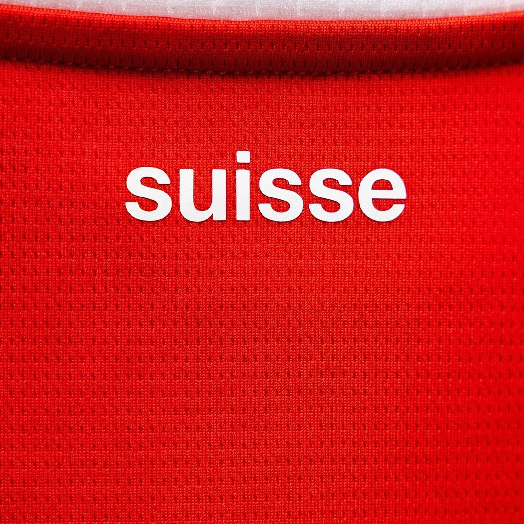 Camiseta roja de fútbol de Suiza con texto 'suisse', Reino del Futbol
