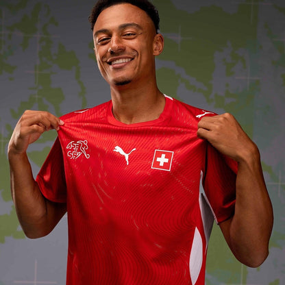 Jugador con camiseta roja de Suiza Puma, fondo de mapa, Reino del Futbol