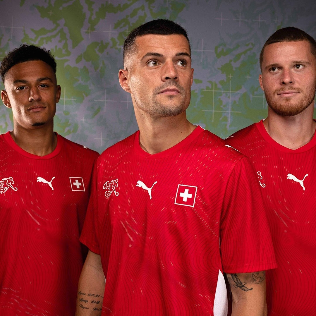 Jugadores con camiseta de Suiza roja mundial 2026 fondo mapa, Reino del Futbol