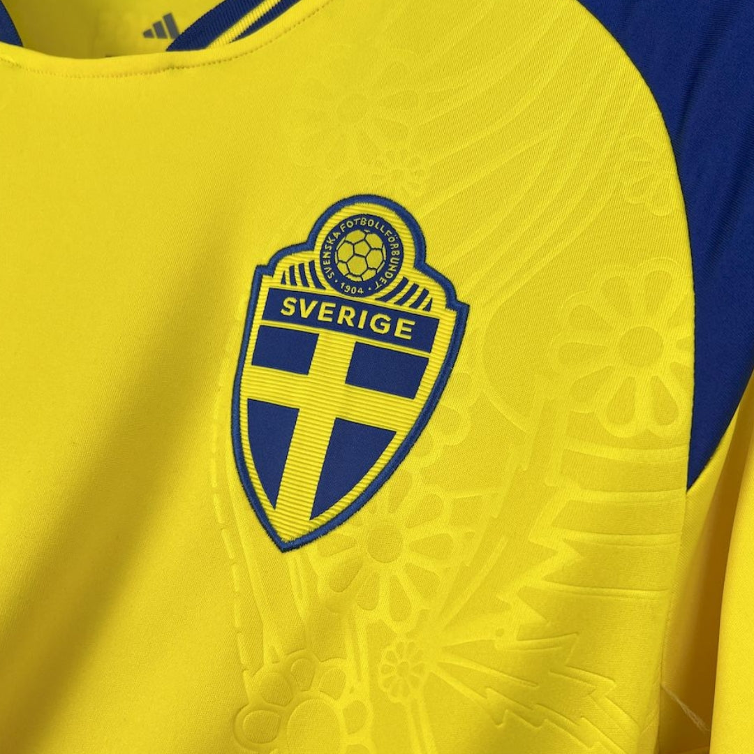 Camiseta Suecia 2026 local, logo SVERIGE, detalles florales, Reino del Futbol