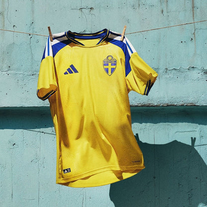 Camiseta Suecia 2026 colgada, fondo azul, fútbol mundial, Reino del Futbol