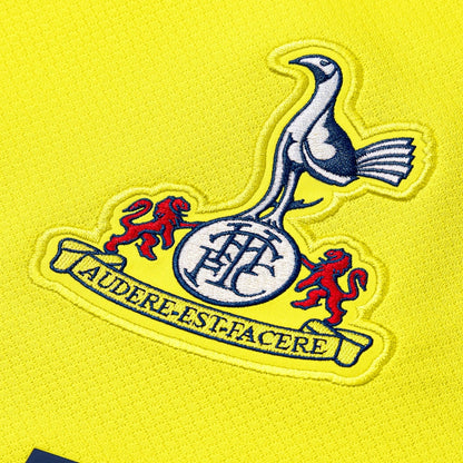 Escudo de Tottenham bordado en camiseta amarilla, detalle futbolístico Reino del Futbol