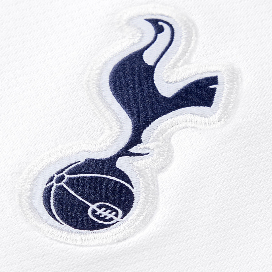 Detalle del logo bordado Tottenham Hotspur en camiseta blanca de fútbol, Reino del Futbol
