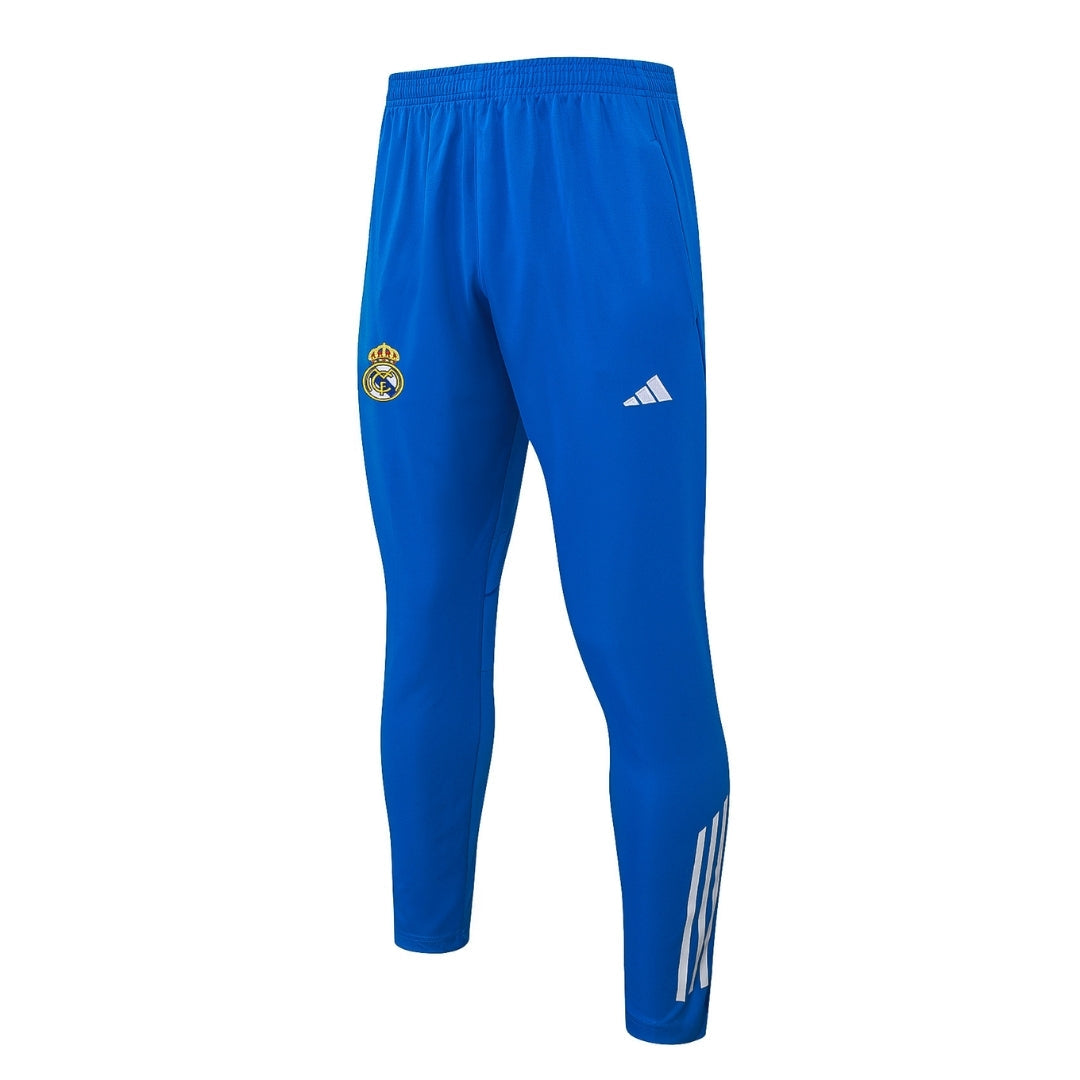 Pantalón azul oficial Real Madrid con logo del club y Adidas, moda deportiva Reino del Futbol