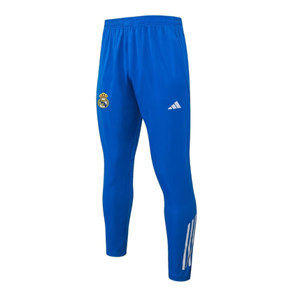 Pantalón azul oficial Real Madrid con logo del club y Adidas, moda deportiva Reino del Futbol