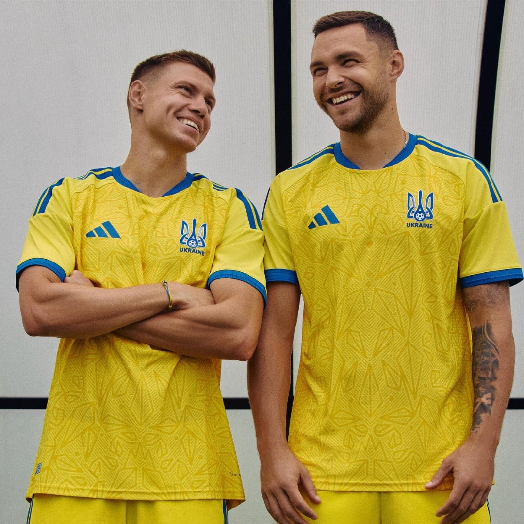 Dos futbolistas con camiseta amarilla de Ucrania 2026, Reino del Futbol, fondo claro
