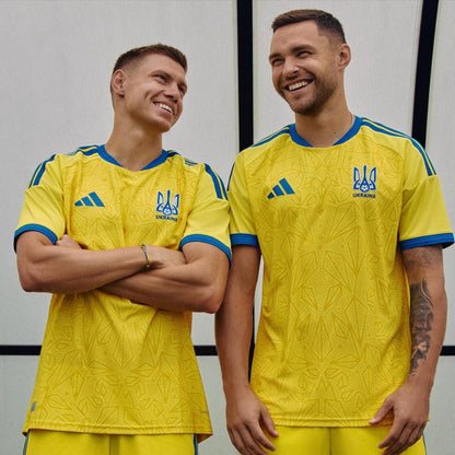 Dos futbolistas con camiseta amarilla de Ucrania 2026, Reino del Futbol, fondo claro