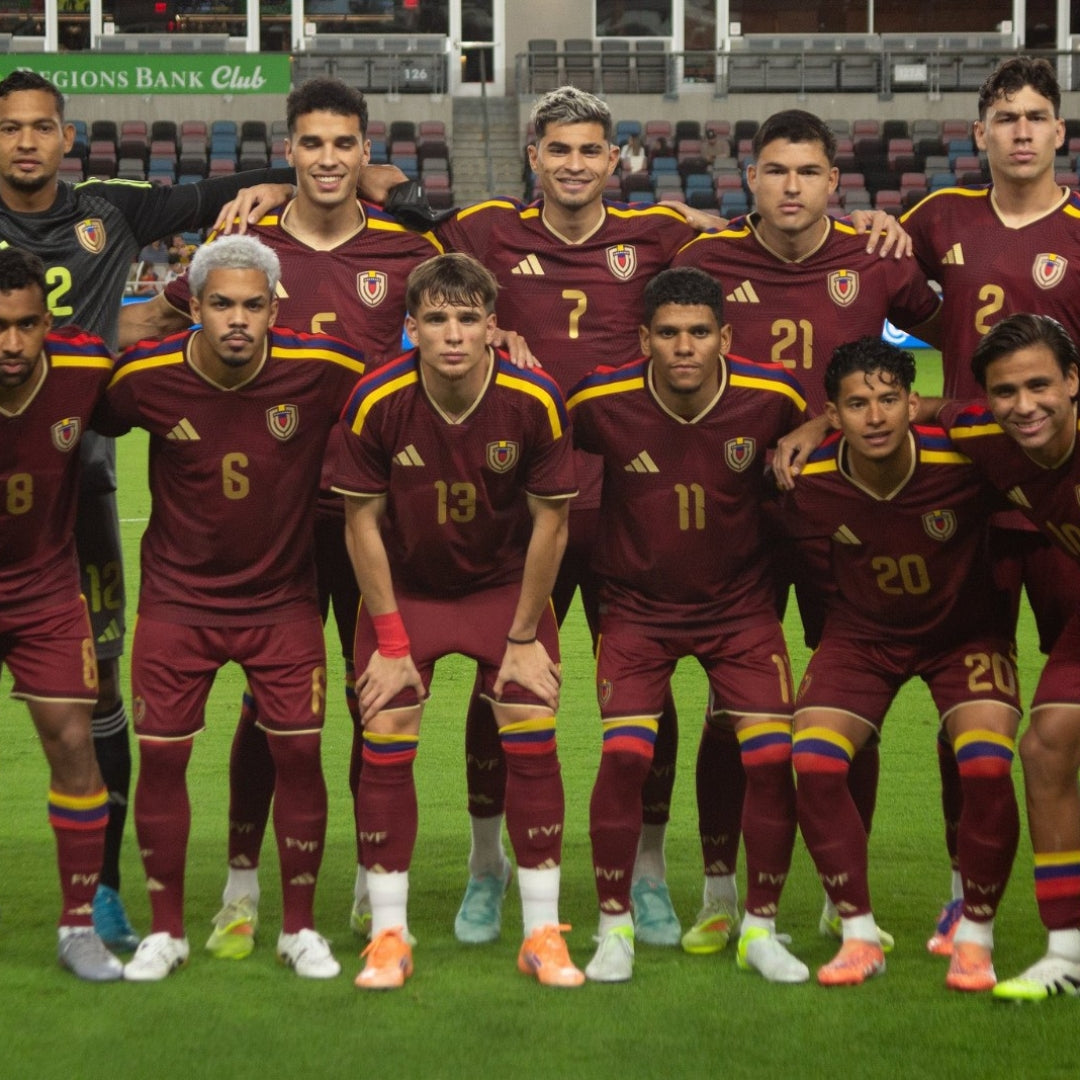 Selección de fútbol de Venezuela en uniforme vinotinto posando en estadio, Reino del Futbol