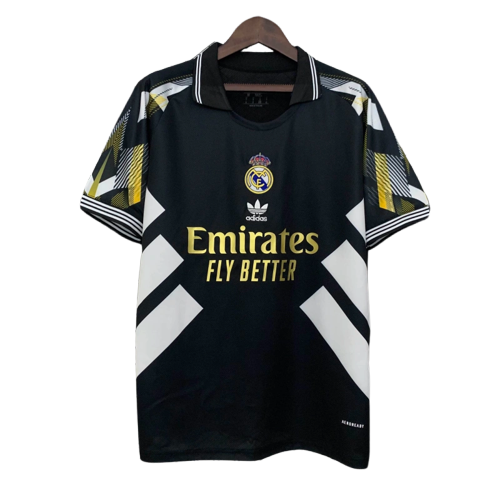 Camiseta de fútbol Real Madrid negra, diseño moderno, logo adidas y Emirates, venta en Reino del Futbol