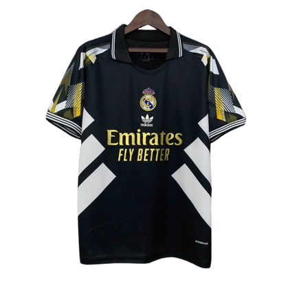 Camiseta de fútbol Real Madrid negra, diseño moderno, logo adidas y Emirates, venta en Reino del Futbol