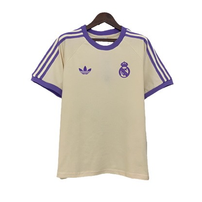 Camiseta de fútbol europea beige y morada del Real Madrid en fondo blanco, Reino del Futbol