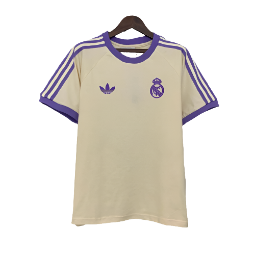 Camiseta de fútbol europea beige y morada del Real Madrid en fondo blanco, Reino del Futbol