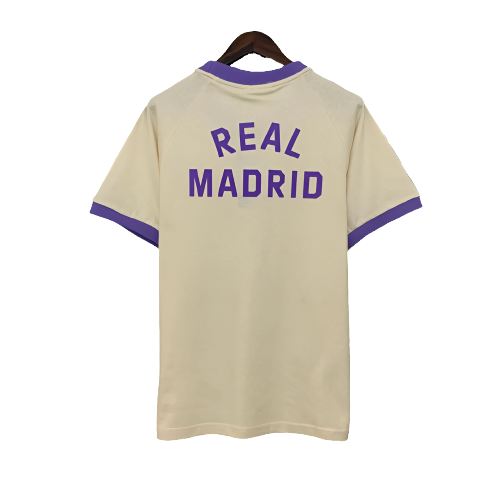 Camiseta retro Real Madrid beige con letras violeta, exclusiva en Reino del Futbol tienda online