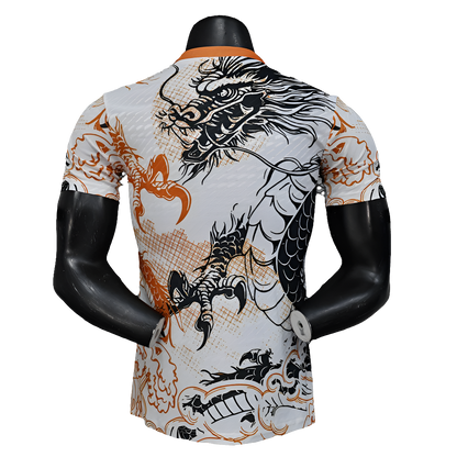 Camiseta de fútbol europea con diseño de dragón oriental en blanco, negro y naranja, exhibida en maniquí