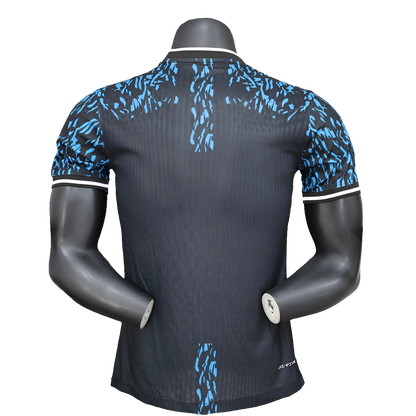 CAMISETA BARCELONA 25/26 EDICIÓN LEÓN - AZUL - VERSIÓN JUGADOR