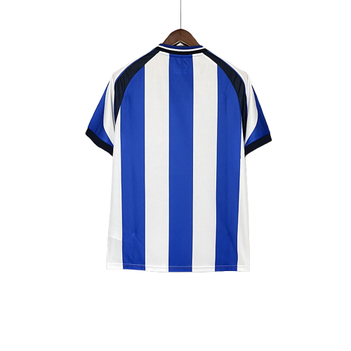 Camiseta de fútbol europeo con rayas azules y blancas, exclusiva de Reino del Futbol