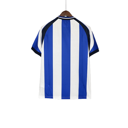 Camiseta de fútbol europeo con rayas azules y blancas, exclusiva de Reino del Futbol