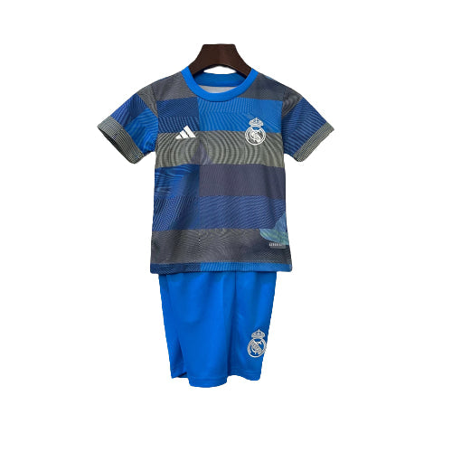 Camiseta y short de fútbol Real Madrid azul para niños, edición especial, disponible en Reino del Futbol.