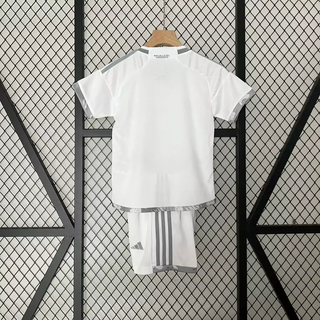UNIFORME NIÑOS UNIVERSIDAD DE CHILE II 2024/2025 - BLANCA