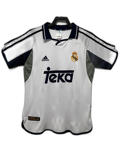 Camiseta Real Madrid 2000-2001 retro blanca con detalles oscuros, escudo y logo Adidas