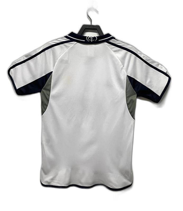 Camiseta retro blanca del Real Madrid 2000-01, vista trasera, detalles azul y gris, Reino del Futbol