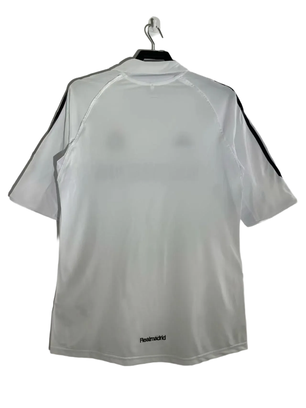 Camiseta retro Real Madrid 2005-06 blanca con detalles negros, vista trasera, disponible en Reino del Futbol.