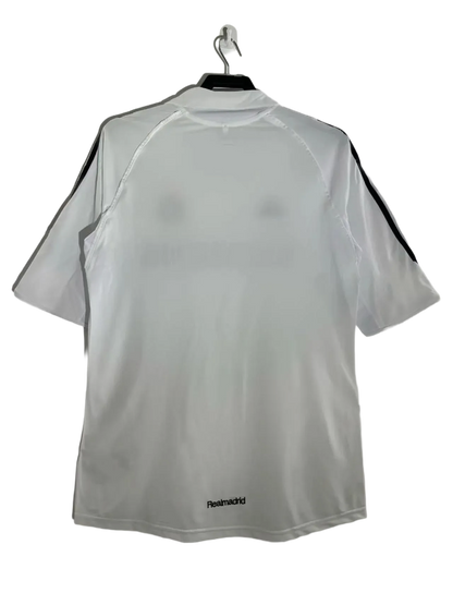 Camiseta retro Real Madrid 2005-06 blanca con detalles negros, vista trasera, disponible en Reino del Futbol.